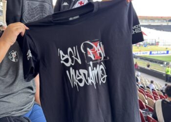 Almirante entrega camisetas aos torcedores vascaínos em São Januário; confira