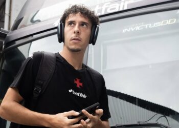 Time do Vasco chegou a São Januário; confira as fotos da chegada.