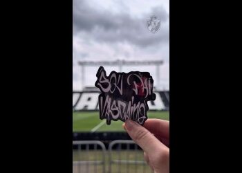 Pais vascaínos recebem adesivo em São Januário; confira o vídeo.