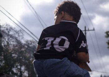 Pais vascaínos fazem história ao levar seus filhos a São Januário