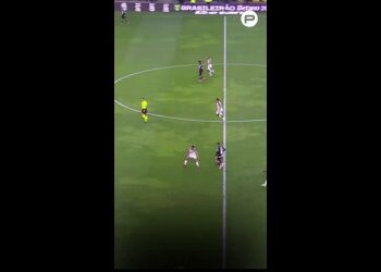 Philippe Coutinho ficou frustrado com Vegetti ao término do 1º tempo; confira o momento.