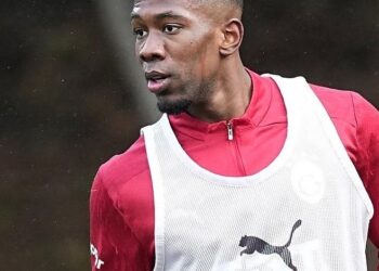 Vasco está ‘a um passo’ de fechar com o defensor Carlos Cuesta, afirma jornalista.