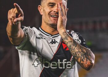 Vegetti se destaca como o segundo artilheiro sul-americano no mundo em 2025, ficando apenas atrás de Messi.