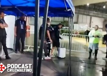 Paulo Henrique sai de São Januário com dificuldade ao andar; confira as imagens da perna do lateral.