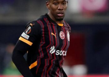 Vasco fecha acordo de salário com o defensor Carlos Cuesta, mas continua em negociações com o Galatasaray.