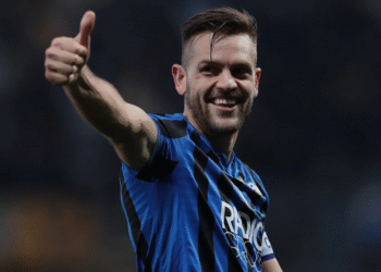 Vasco avalia a possibilidade de contratar o defensor Rafael Tolói.