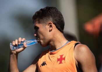 Lateral Paulo Ricardo continua seus treinos com o grupo do Vasco