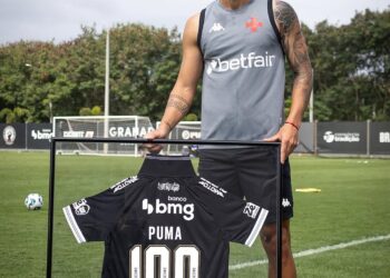 Puma Rodríguez é homenageado com camisa especial em celebração de seus 100 jogos pelo Vasco.