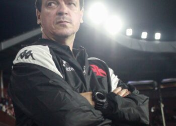 Fernando Diniz enfrenta dilema no Vasco sobre integrar ou não os talentos da base; treinador defende cautela para evitar ‘queimar’ os jovens.