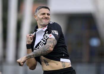 Vasco contará com Lucas Piton de volta na partida contra o Santos; David ou Garré podem substituir Vegetti.