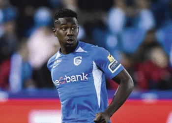 Treinador do Galatasaray confirma saída de Carlos Cuesta; Vasco e Spartak Moscou interessados na contratação.