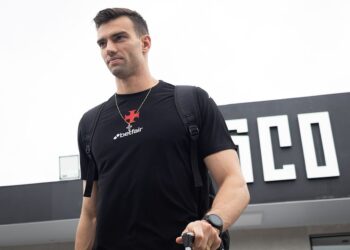 Confira imagens da jornada do elenco do Vasco rumo a São Paulo.