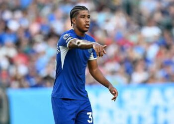 Chelsea rejeita oferta de 45 milhões de libras por Andrey Santos, revelação do Vasco.