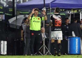 Diniz enfrentará a ausência de Vegetti pela primeira vez desde que assumiu o comando do Vasco