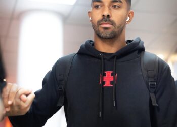 Elenco do Vasco chega ao Morumbi; confira as imagens da chegada.