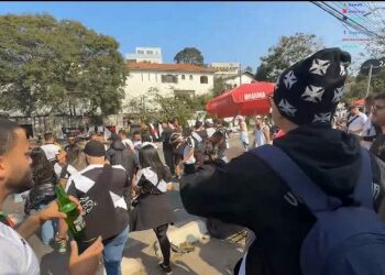 Assista a mais um clipe da tentativa de invasão dos torcedores do Santos ao espaço dos vascaínos do lado de fora do Morumbi.
