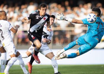 Vasco compartilha imagem do instante do gol de Lucas Piton; confira
