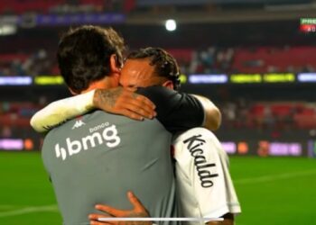 Neymar se emociona e abraça Fernando Diniz após triunfo do Vasco sobre o Santos por 6 a 0 no Morumbi.