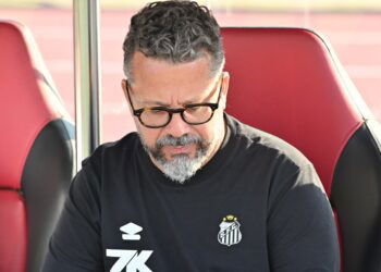 Após a pesada derrota para o Vasco, Santos decide pela saída do técnico Cleber Xavier.