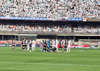 PC Oliveira analisa que Hugo Moura deveria ter sido expulso por falta no começo do confronto contra o Santos.