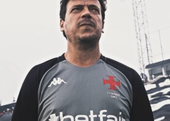 Vasco se destaca como o time com mais gols anotados desde a chegada de Fernando Diniz ao comando; estatísticas