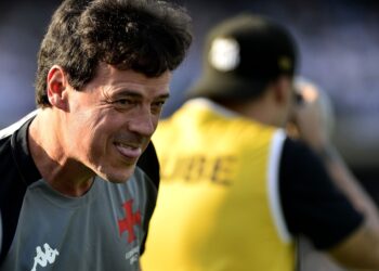 Explore os principais pontos abordados na entrevista coletiva de Fernando Diniz após o jogo Santos 0 x 6 Vasco.