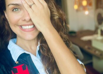 Paloma Bernardi veste camisa do Vasco: ‘Partidazo’