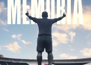 Inauguração da estátua de Romário em São Januário completa 18 anos.