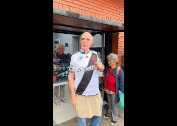 Padre Julio Lancelotti se veste com a camisa do Vasco e celebra vitória expressiva; assista ao vídeo.