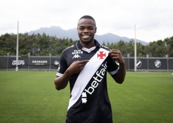 Confira imagens de Andrés Gómez vestindo a camisa do Vasco.