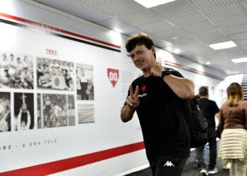 Com Jair fora e Vegetti retornando, Diniz inicia esboço do time do Vasco para o confronto desta quarta contra o Juventude.