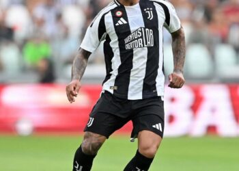 Vasco deve arrecadar em torno de R$ 4 milhões com a transferência de Douglas Luiz para o Nottingham Forest.