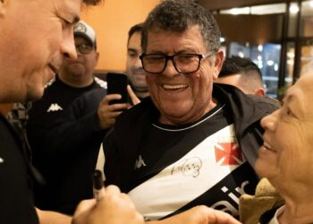 Vasco compartilha imagens da chegada da equipe a Caxias do Sul