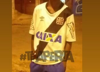 Repórter compartilha imagem do jovem Robert Renan em Brasília vestindo a camisa do Vasco; confira.