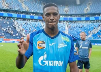 Dirigente do Zenit confirma que Vasco está em negociação pelo zagueiro Robert Renan.