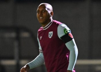 Admar Lopes viaja à Inglaterra em busca de novas contratações para o Vasco; o zagueiro Luizão, ex-jogador do West Ham, está na lista de opções.