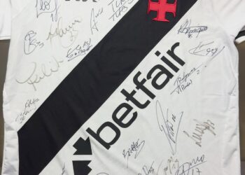 Geovani ganha camiseta personalizada e assinada pelo time do Vasco