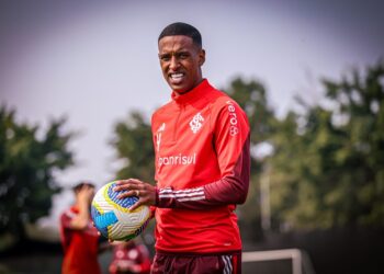 O Vasco busca contratar Robert Renan para a lateral esquerda da defesa e fechar com mais um reforço para o lado direito.