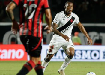 Luiz Gustavo pode ser negociado por 5,5 milhões de euros; Vasco pretende reter 25% dos direitos do defensor.