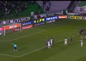 Nenê, autor do primeiro gol do Juventude, omitiu a comemoração em sinal de respeito ao Vasco.