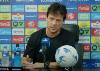 Vasco reestrutura sua defesa e busca a contratação de três defensores.