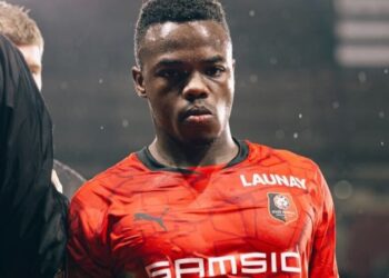 Proibição de transferências do Corinthians beneficia o Vasco na corrida pelo atacante Andrés Gómez; descubra os detalhes da negociação.