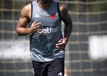 Vegetti e David competem por posição no ataque para a partida contra o Corinthians.