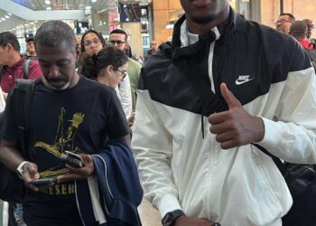 Luiz Gustavo embarcou na manhã deste sábado rumo a Salvador para integrar o Bahia.