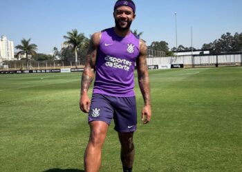 Corinthians ficará sem o atacante Memphis Depay no confronto deste domingo contra o Vasco.