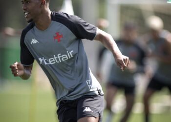Vasco compartilha imagens do treino matinal deste sábado; confira