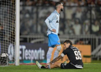 Em pesquisa, 80% dos fãs do Vasco favorecem Vegetti no banco de reservas neste domingo contra o Corinthians.