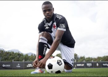 Andrés Gómez, novo integrante do Vasco, estará na lista para a partida contra o Corinthians, afirma jornalista.