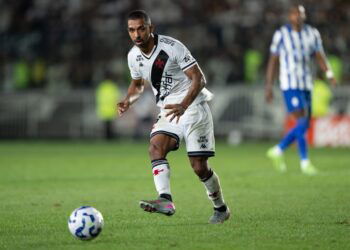 Na ausência de Paulo Henrique, Vasco poderá contar com Puma Rodríguez na lateral-direita diante do Corinthians.