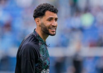 Admar Lopes retorna ao Brasil e continua a procura por um defensor para o Vasco.